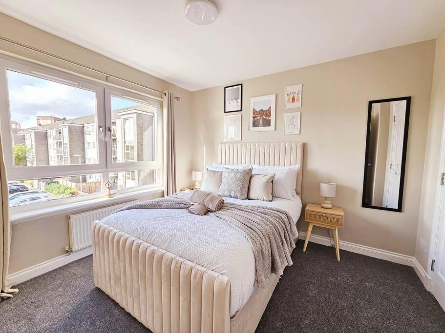 Modern 5 Bedroom Townhouse With Free Parking Glasgow Bagian luar foto